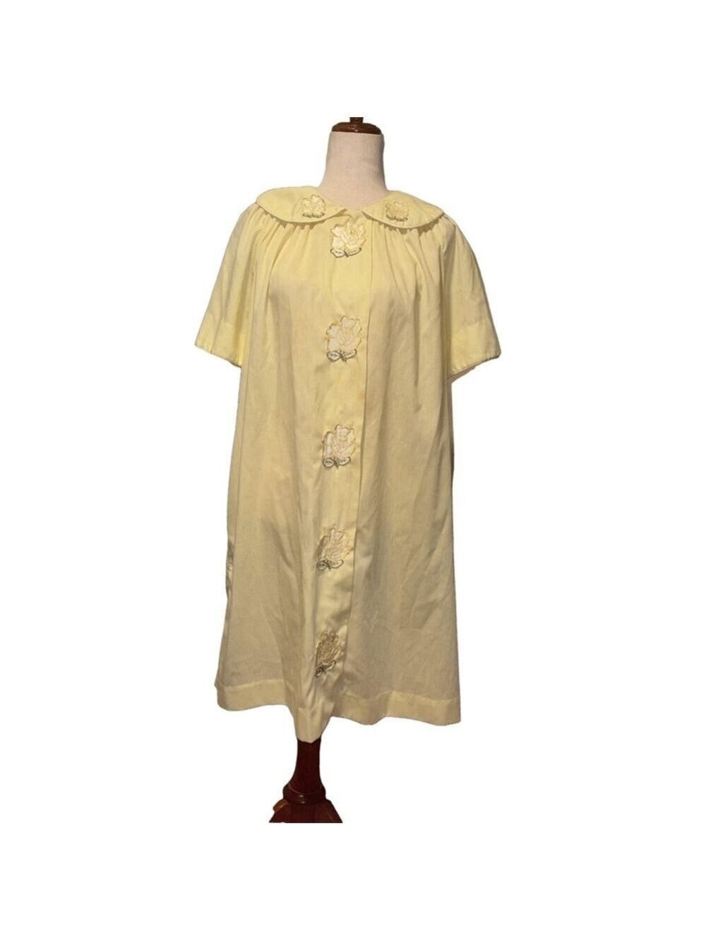 Vintage Yellow house coat embroidered flowers Loungees sz 14 snaps summer